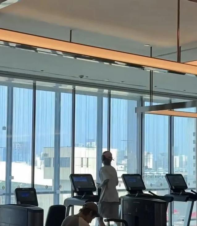 爬个山, 间跑步四五